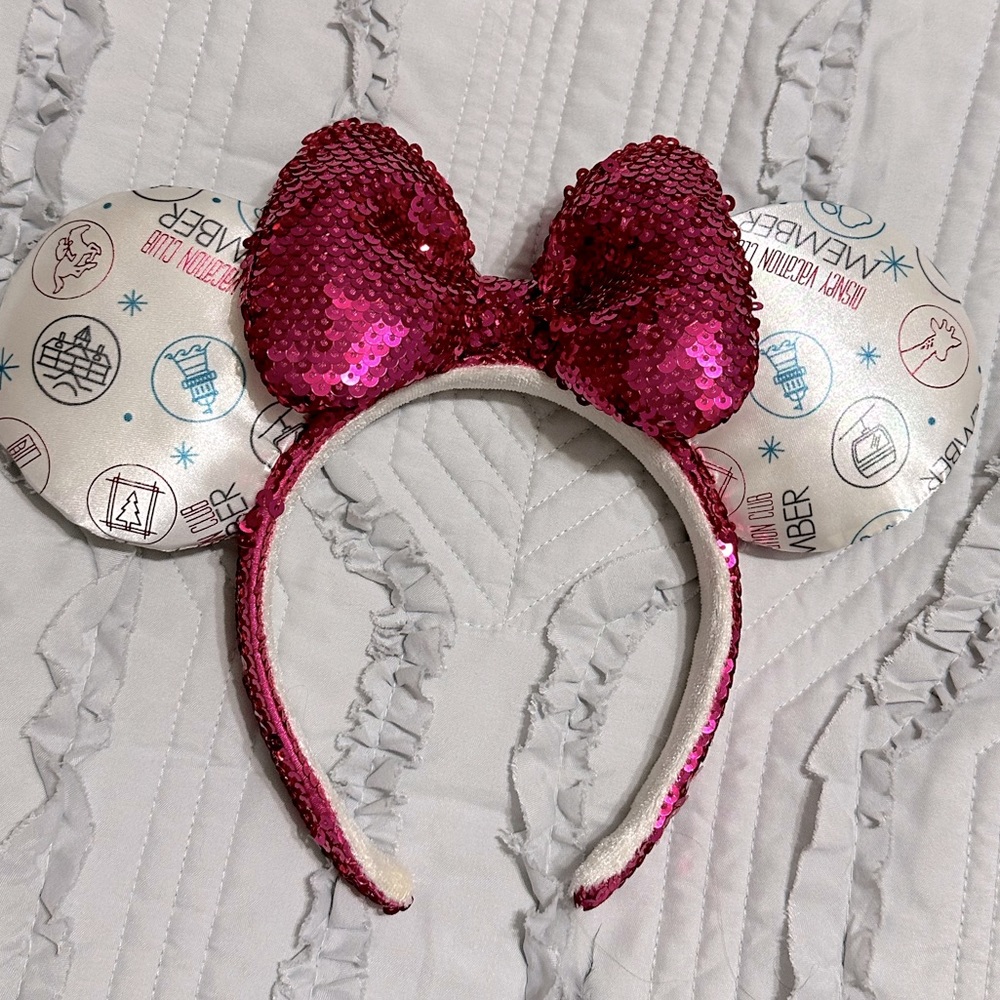 Disney Vacation Club 2020 DVC Minnie Mouse Ears Headband Magenta Sequins Bow